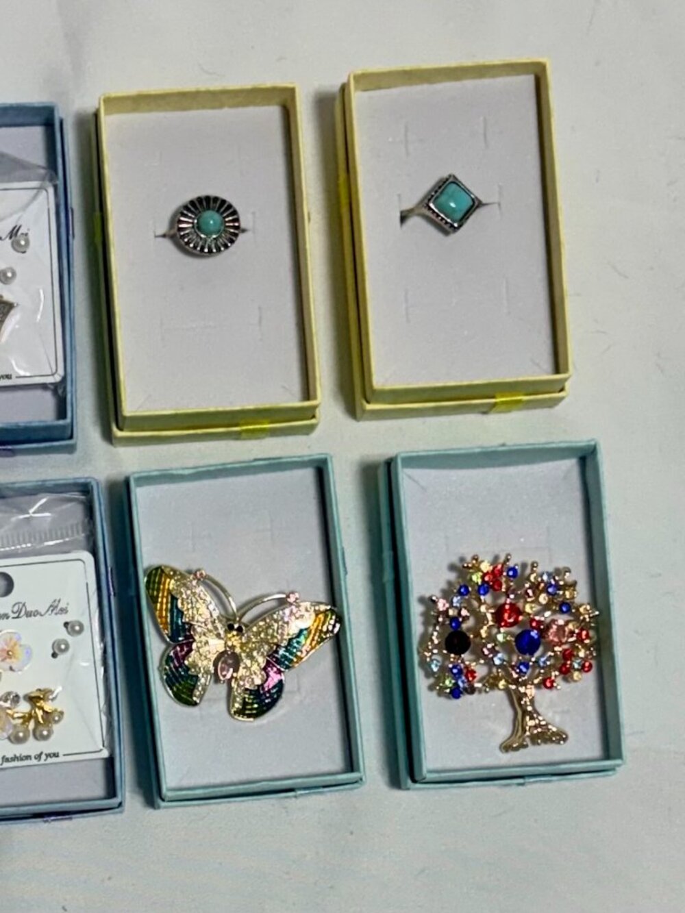 8 Piece Jewelry Gift Box Lot (New)Fun 8-piece fashion jewelry surprise - Picture 2 of 4